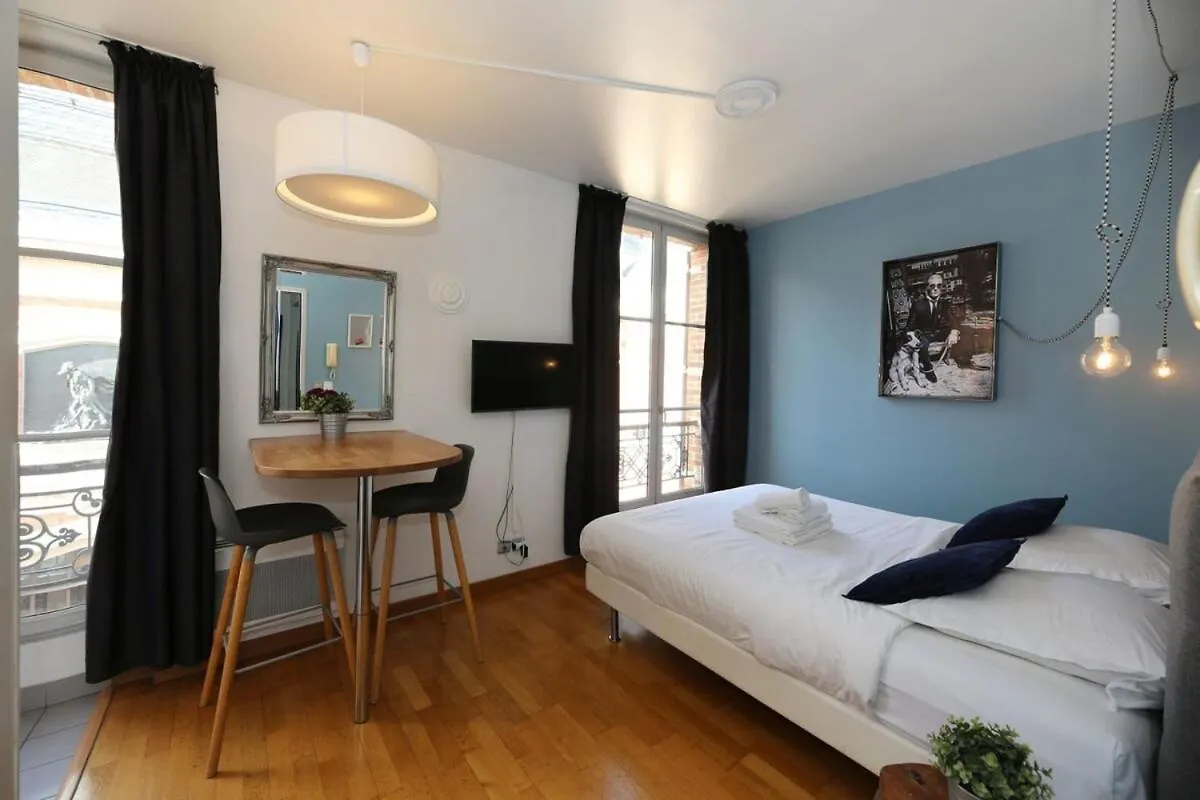 405 - Sejour Romantique Dans Un Studio De Paris 5 0*,  France